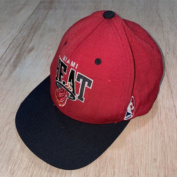 Miami Heat Basketball Mitchell And Ness‎ Men’s Red SnapBack Hat - Picture 2 of 4